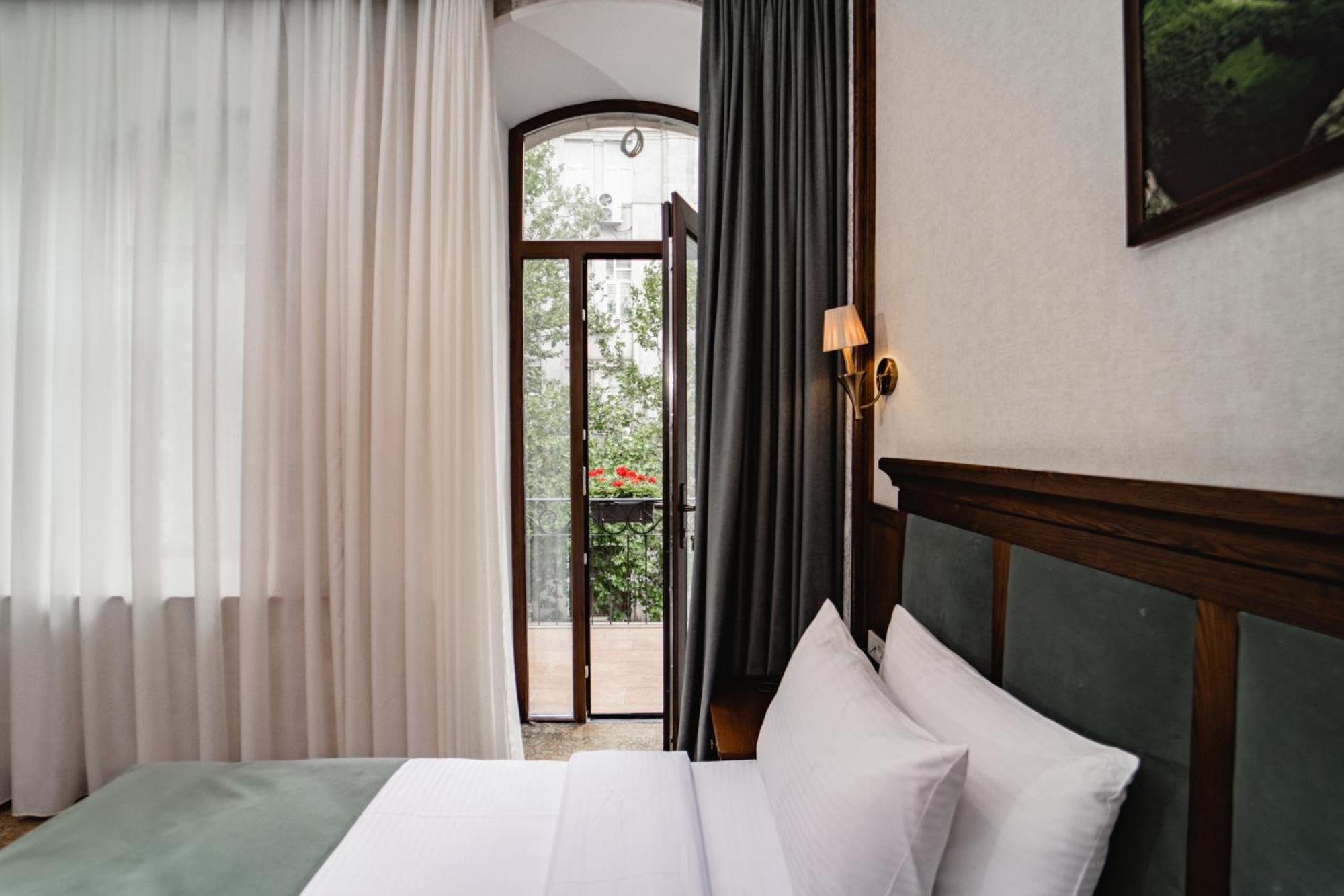 Midway Baku Hotel Экстерьер фото