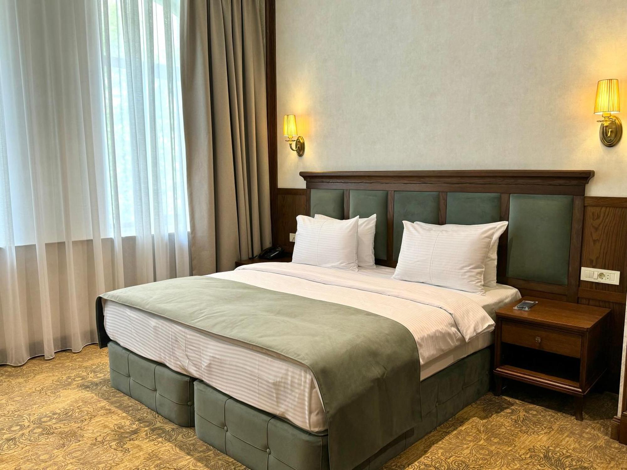 Midway Baku Hotel Экстерьер фото