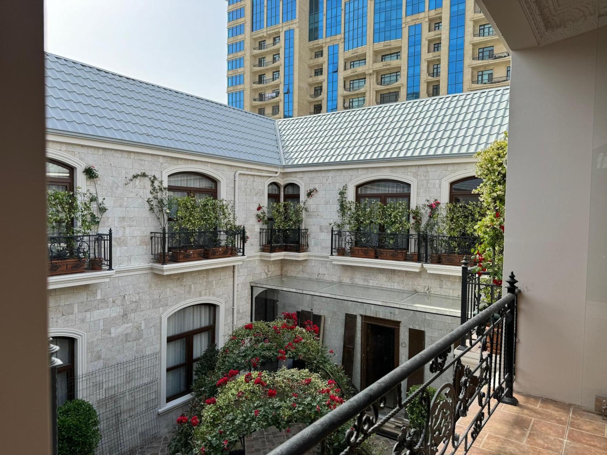 Midway Baku Hotel Экстерьер фото