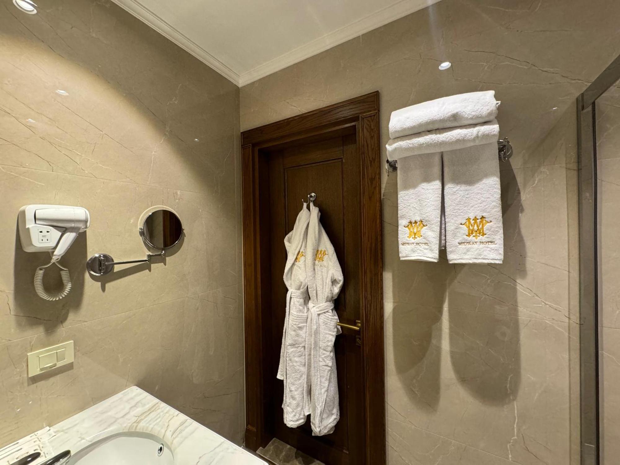 Midway Baku Hotel Экстерьер фото