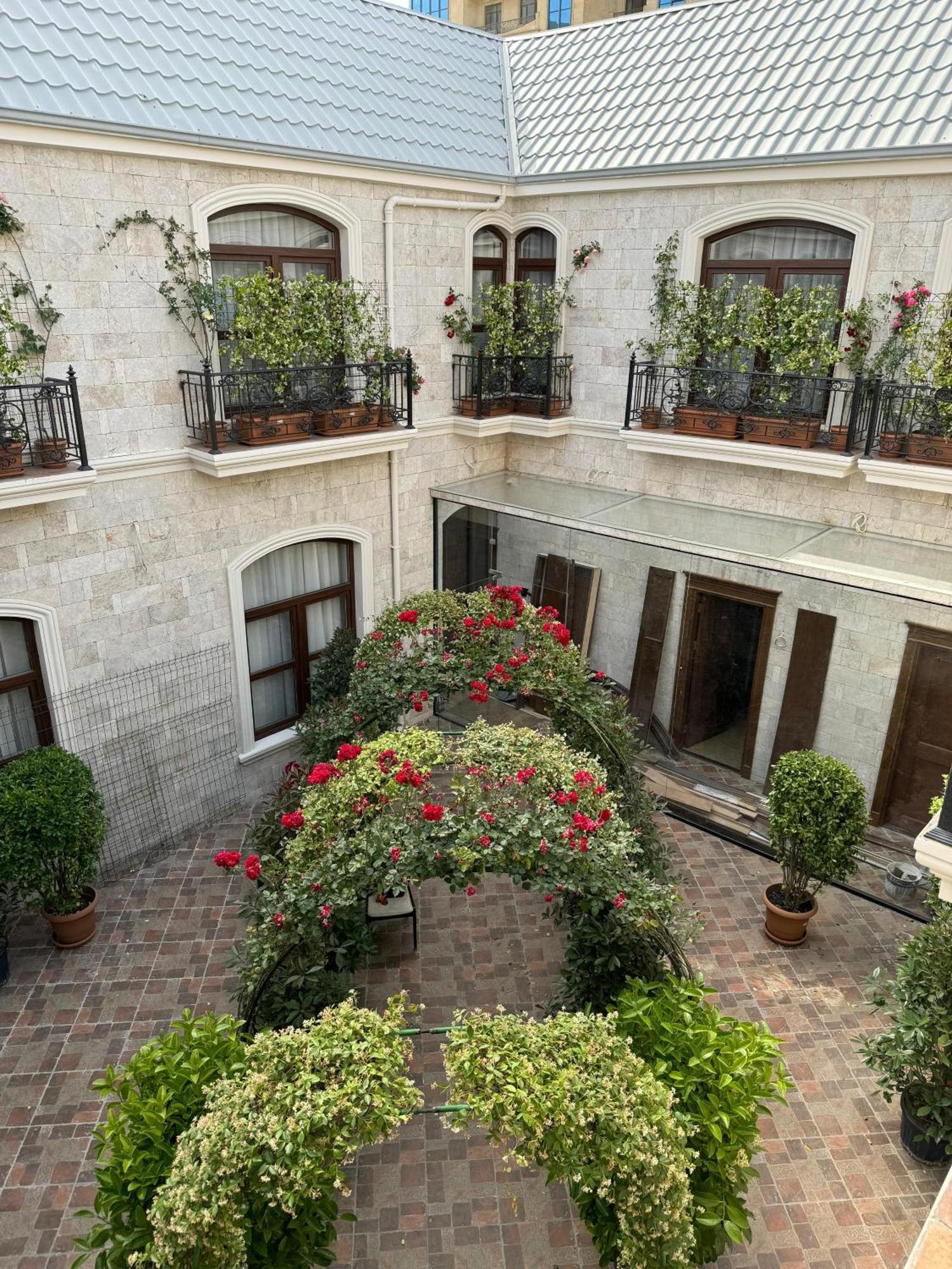Midway Baku Hotel Экстерьер фото