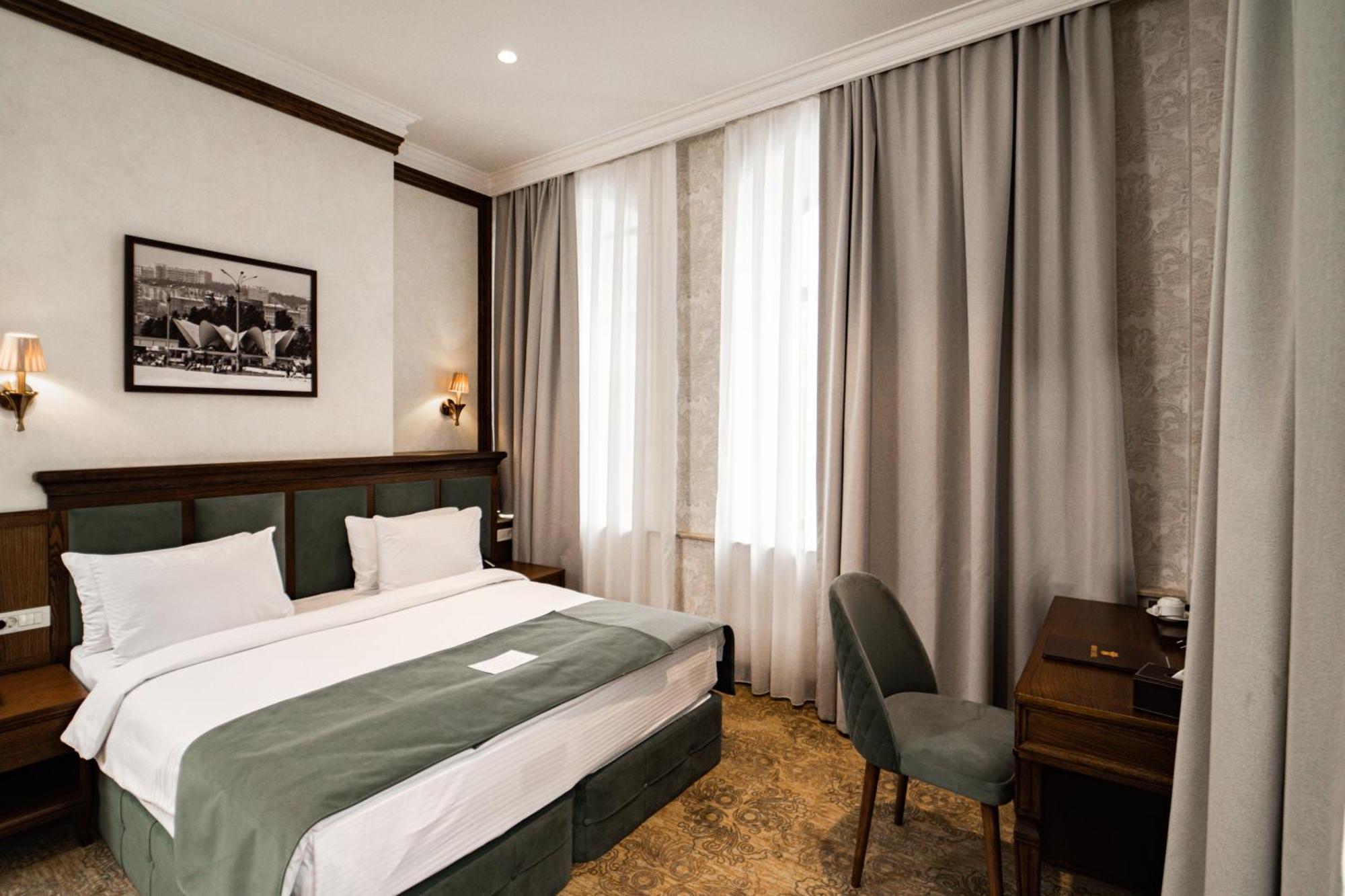 Midway Baku Hotel Экстерьер фото